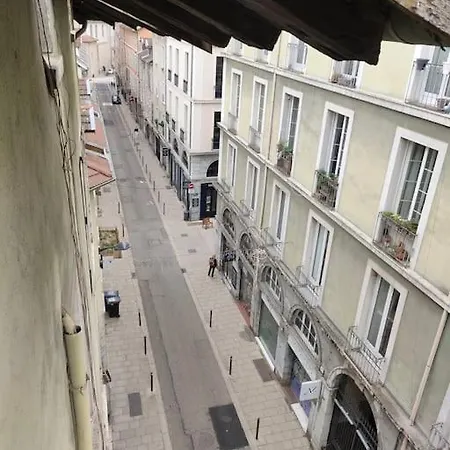 Sous Les Toits Apartment *